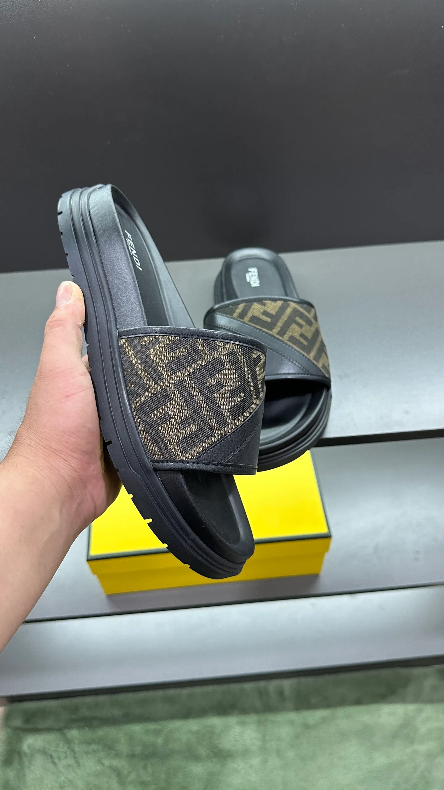 P300 [Fendi Slippers] High-end men's shoes brand, official website 1:1 latest masterpiece: original mold customization, fabrics made of imported original materials, upgraded outsole, lighter and non-slip. The market's top quality, simple yet tasteful, a must-have for fashionistas, fashionable at your feet, full of confidence, the same style at the counter 👍The season of summer slippers is here. Code: 38-45, 46 order